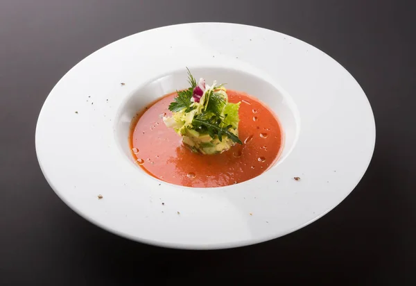 차가운 토마토가 아보카도와 스페인어가 스파초 — 스톡 사진