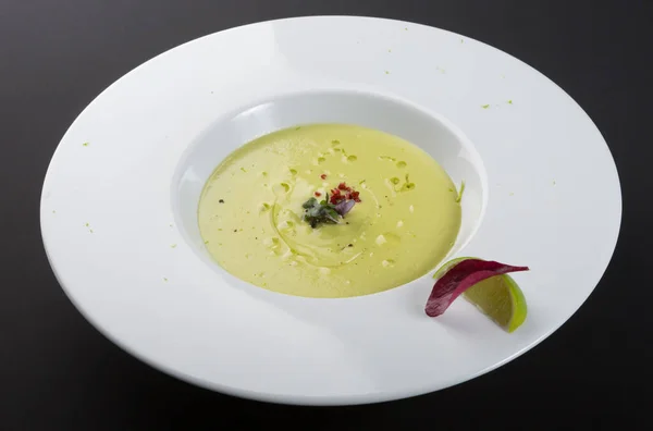 Πράσινη Κρεμώδης Σούπα Αβοκάντο Λάιμ Λευκό Πιάτο Μπολ Royalty Free Εικόνες Αρχείου