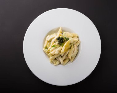 Tavuk ve peynirli kremalı İtalyan makarna.