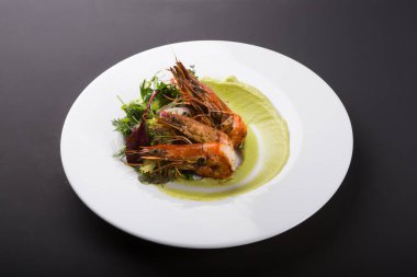 Avokado soslu kızarmış kral karidesi.