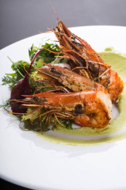 Avokado soslu kızarmış kral karidesi.