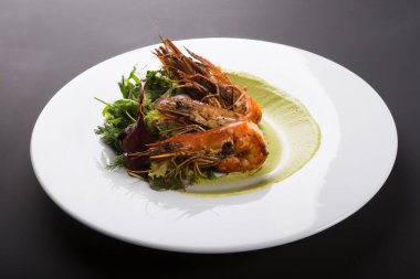 Avokado soslu kızarmış kral karidesi.