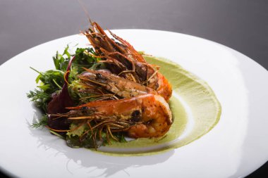 Avokado soslu kızarmış kral karidesi.