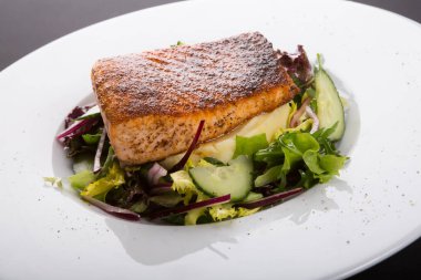 Patates püresiyle servis edilen kızarmış balık filetosu.