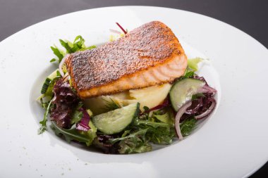 Patates püresiyle servis edilen kızarmış balık filetosu.