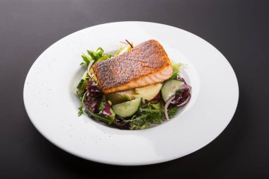 Patates püresiyle servis edilen kızarmış balık filetosu.