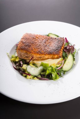 Patates püresiyle servis edilen kızarmış balık filetosu.