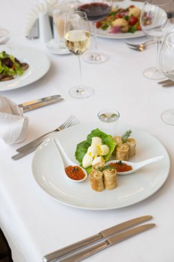 Kırmızı havyarlı ve krepli votka shot.