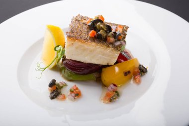 Kızarmış sebzeli balık filetosu.