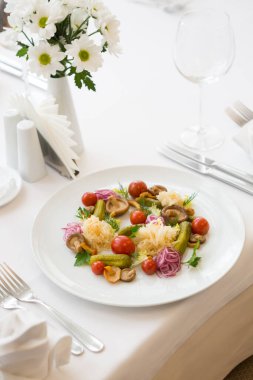 Bir tabakta marine edilmiş sebze ve mantar servis edilir.