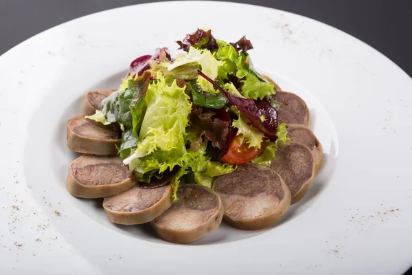 Salsicha Carne Caseira Fatiada Com Salada Verde — Fotografia de Stock