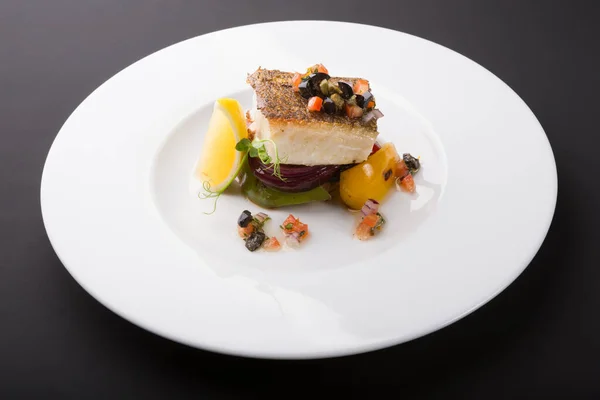 Filet Poisson Blanc Préparé Servi Avec Des Légumes Grillés Images De Stock Libres De Droits