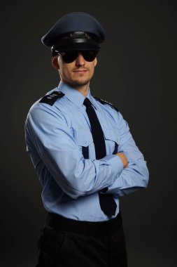 Üniformalı genç polis memuru