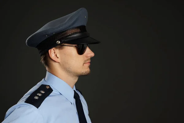 Jeune policier en uniforme — Photo