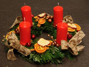 Advent dekorasyon kırmızı mumlar ile 