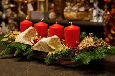 Advent dekorasyon kırmızı mumlar ile 