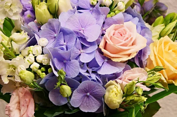 Beautiful bouquet of flowers — Stock Photo, Image