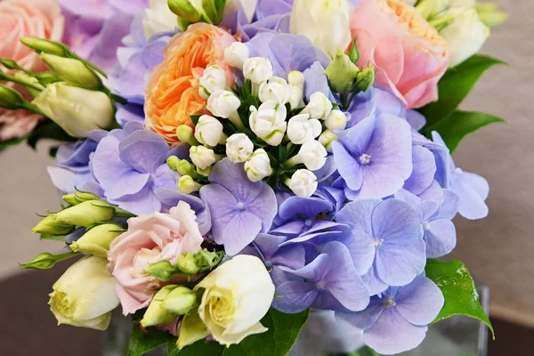 Güzel bir buket çiçek.