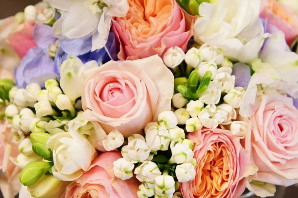 Bouquet of flowers with roses — Stock Photo, Image