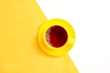 Sarı ve beyaz arka planda sarı renkli mutfak aletleri.