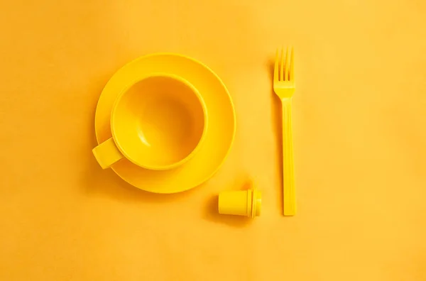 Монохромний жовтий кольоровий порожній кухонний посуд . — стокове фото