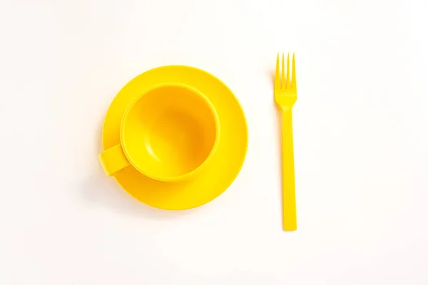 Gelb gefärbte Küchenutensilien auf weißem Hintergrund. — Stockfoto