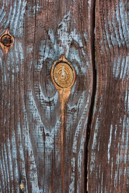 Düğümlü ve tırnak delikli klasik ahşap arkaplan dokusu. Dokuların ortasında ağaç düğümleri var. Eski, siyah ahşap, mavi paçavralı..