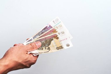 Beyaz arka planda Rus rublesi, yüz beş yüz ruble, elde para.