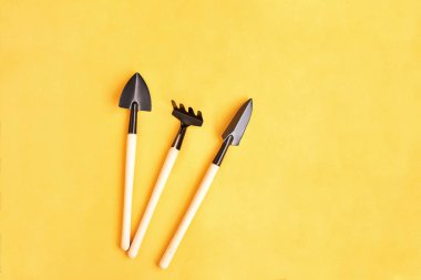 Gerçek aletler, aletler, aletler ve çiftlik aletleri ya da ev aletleri sarı arka planda. Üst Manzara. Metin için boşluk.