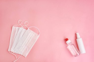 Koronavirüsü önle. Tıbbi koruyucu maske pembe arka planda izole edilmiş. Tek kullanımlık yüz maskesi ağız ve burnu kapatır. Sağlık sigortası Coronavirus karantinası, hijyen konsepti