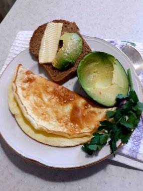 Susamlı yumurta, tereyağlı sandviç ve avokado. Yukarıdan görüntüle.