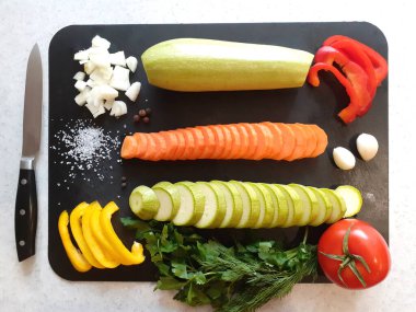 Tahtada sebze doğra. Yukarıdan görüntüle.