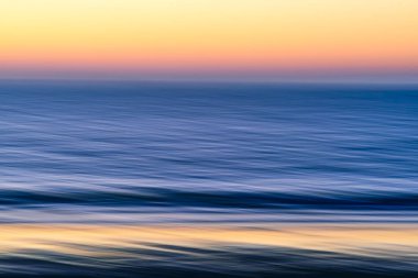 Bir su kütlesinin üzerinde gün batımı