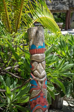 Yeni kaledonya boyalı totem