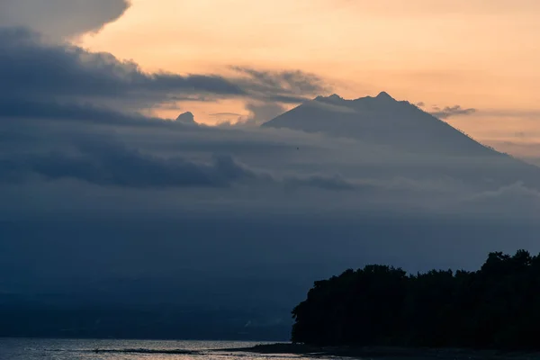 Pescadores Mar Pescando Atardecer Con Cielo Naranja Volcán Java Fondo —  Fotos de Stock