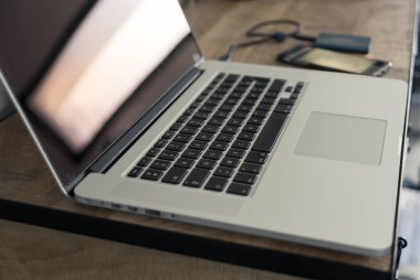 Bilgisayara yakın çekim ve arka planda bir telefon. bir sabit disk bilgisayara bağlıdır