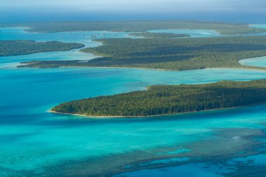 Çam adasının havadan görünüşü, Yeni Kaledonya kıyılarındaki tropik bir ada.