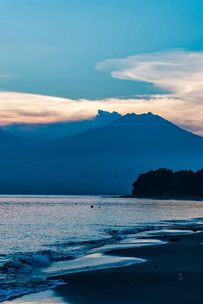 Bali Paisaje Marino Atardecer Con Cielo Azul Nubes Anaranjadas Volcán —  Fotos de Stock