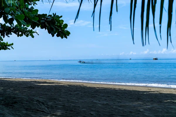 Barco Pesquero Contaminante Con Humos Oscuros Una Playa Tropical —  Fotos de Stock