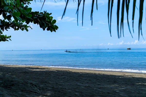 Förorenande Fiskebåt Med Mörka Ångor Tropisk Strand — Stockfoto