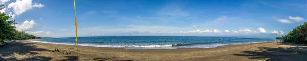 海のパノラマ ヤシの木と青い空の熱帯ビーチ ビーチに黄色の旗が — ストック写真