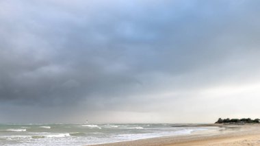 bulutlu ve tehditkar bir gökyüzünün altında bir deniz fenerinin manzara fotoğrafçılığı