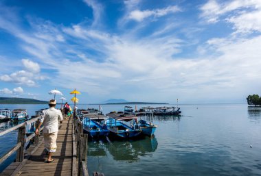 Renkli bale şemsiyeli dubadaki insanlar.