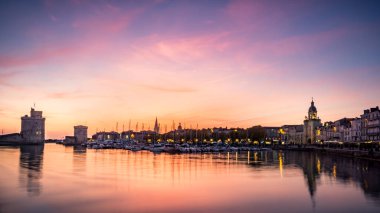 La Rochelle 'in eski limanı, Fransız şehri ve limanı. Güzel renkli gökyüzü ve bulutlar. uzun pozlama fotoğrafçılık