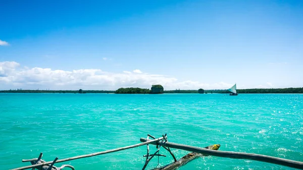 Tradizionale Barca Vela Caledoniana Acque Turchesi Nella Baia Upi — Foto Stock