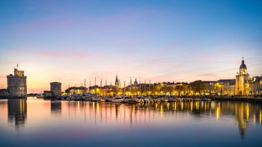 La Rochelle 'in eski limanı, Fransız şehri ve limanı. Güzel mavi saat gökyüzü. uzun pozlama fotoğrafçılık