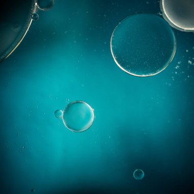 Suya yağ damlaları - Soyut arkaplan mavi makro fotoğrafçılık