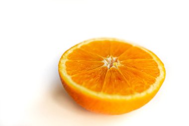 İzole portakallar. Dilimlenmiş portakal meyvesi beyaz arka planda izole