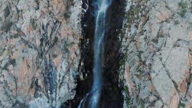 Ala Archa Ulusal Parkı Kırgızistan 'da Şelale Ak-Sai