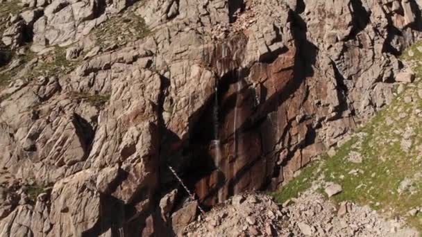 Waterval Ak-Sai in Nationaal Park Ala Archa Kirgizië — Stockvideo